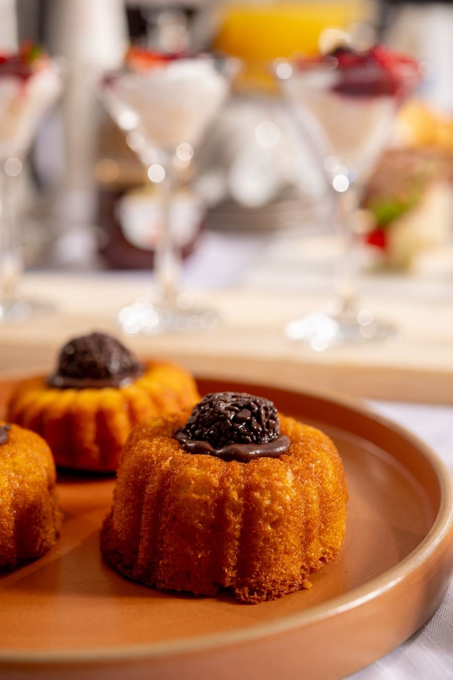 Mini bolos com brigadeiro sobre prato de cerâmica