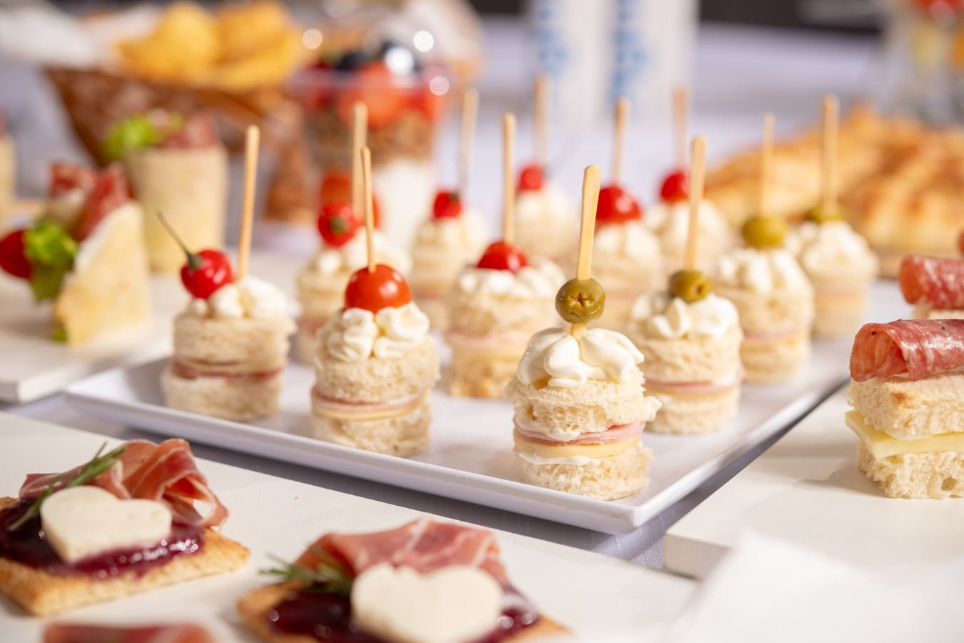 Mini sanduíches e canapés com tomate-cereja e azeitona