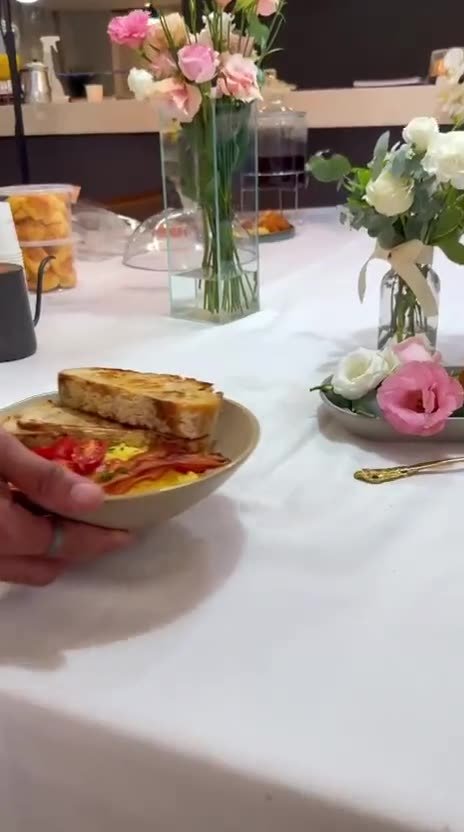 Café da manhã com ovos mexidos, bacon e pão na chapa